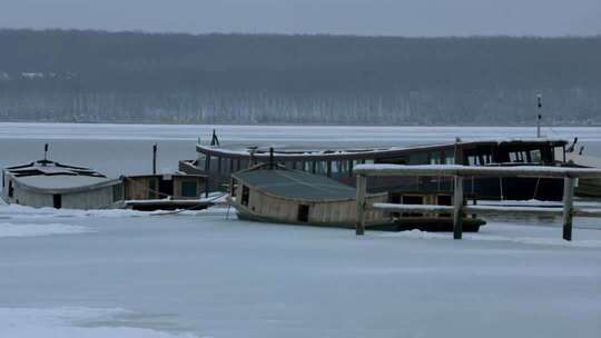 冬季湖面结冰停泊船只景象