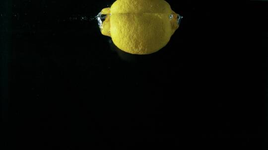 柠檬落入水中的特写镜头