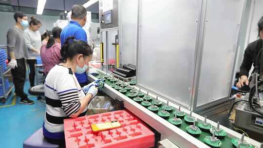 工厂流水线工人作业场景