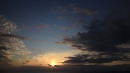 延时拍摄清晨海上的日出