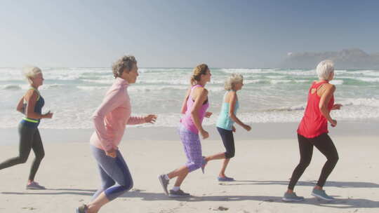 老年妇女在沙滩上奔跑