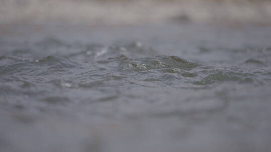 湍急的流水升格特写4k100帧灰片