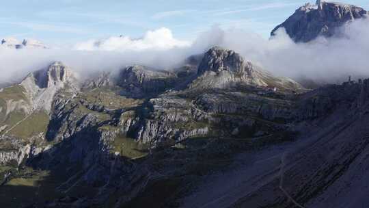 意大利多洛米蒂岛Tre Cime di Lavaredo的云倒置——空中进近