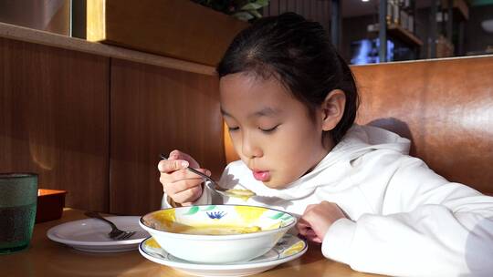 4K升格实拍堂食在西餐厅喝奶油汤的亚洲女孩视频素材模板下载