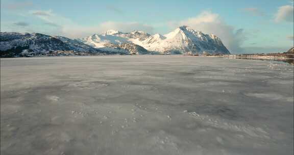 雪山空中部分结冰的湖泊