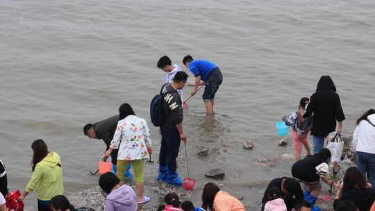 天津东疆公园五一赶海人群