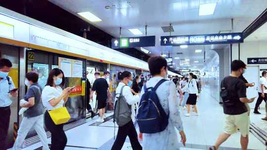 北京上下班高峰地铁打工者匆忙的人流客流
