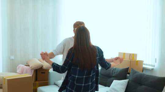 夫妇在公寓房间跳舞的特写镜头