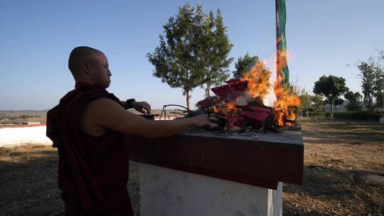 佛教长袍僧侣用火进行仪式