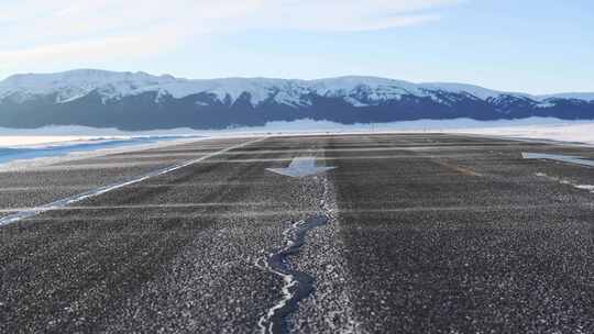 中国新疆阿勒泰赛里木湖景区冬季道路和雪山