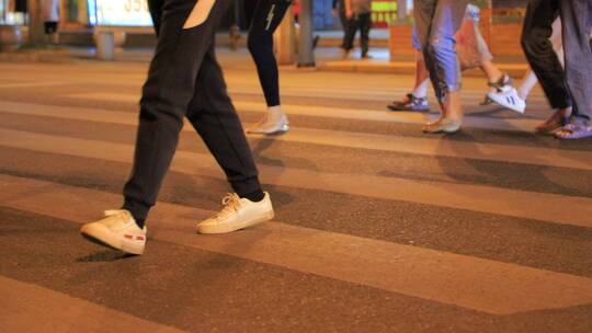 夜晚斑马线街道人来人往脚步过马路01视频素材模板下载