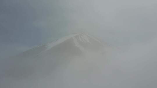 富士山穿过云层，越过云层。云层像窗帘一样