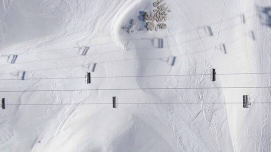 航拍滑雪场上的缆车