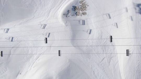 航拍滑雪场上的缆车视频素材模板下载