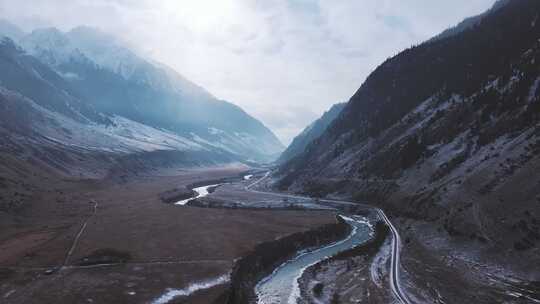 新疆昭苏玉湖冰面雪山峡谷航拍风景