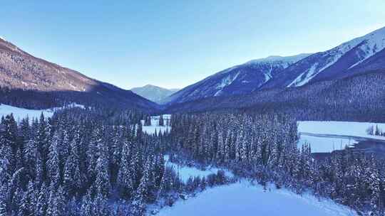 航拍新疆雪山风光