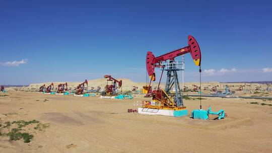 新疆克拉玛依乌尔禾魔鬼城油田石油开采