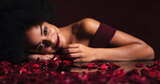 玫瑰，美丽和黑色模特的肖像，在一个深色背景的工作室里微笑高清在线视频素材下载