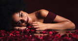 玫瑰，美丽和黑色模特的肖像，在一个深色背景的工作室里微笑高清在线视频素材下载