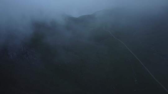 航拍被云雾笼罩的大山