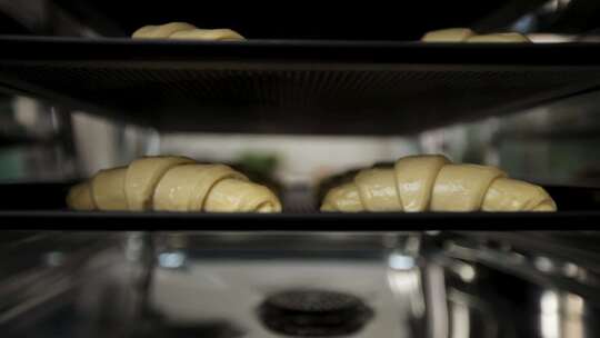 烤箱架子上未烘烤的羊角面包，特写镜头，准视频素材模板下载