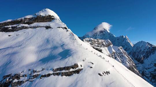 4K登峰登山高山雪山攀登冬季滑雪视频素材模板下载