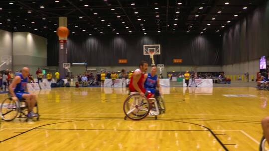 残疾运动员在篮球场上打篮球