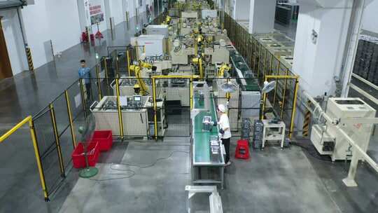 工厂生产线工人作业场景