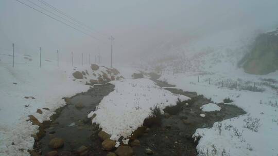 航拍雪地上的小路