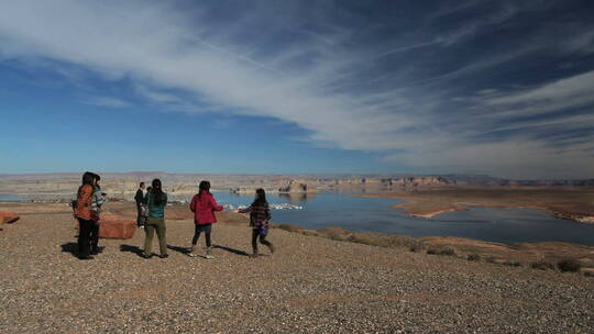 游客们亚利桑那鲍威尔湖参观