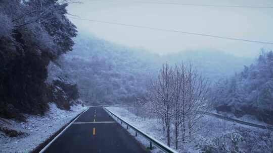 4K雪花洒落道路冬天景色