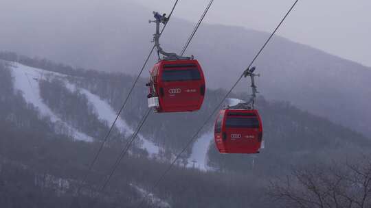 航拍吉林省吉林市北大湖滑雪场的吊厢缆车