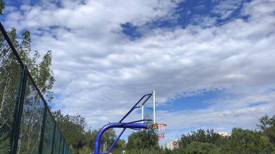 清晨蓝天下的篮球框