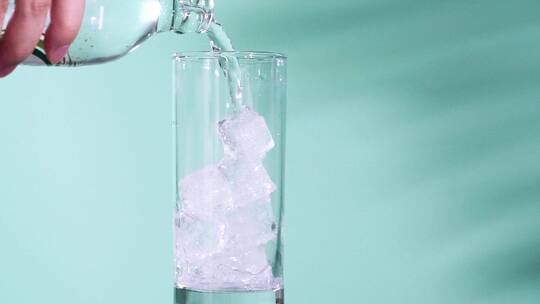 夏天冰块苏打水气泡水碳酸饮料视频素材