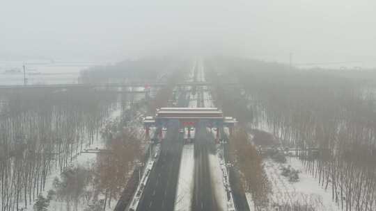 航拍雪景公路