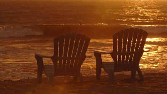 夕阳下沙滩椅子景色延时拍摄