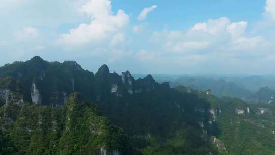 山间云雾缭绕河流村庄全景