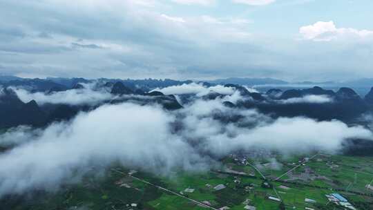 雨后桂林山谷云雾缭绕下的田地和房屋