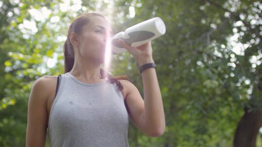户外运动完在喝水的女人视频素材模板下载
