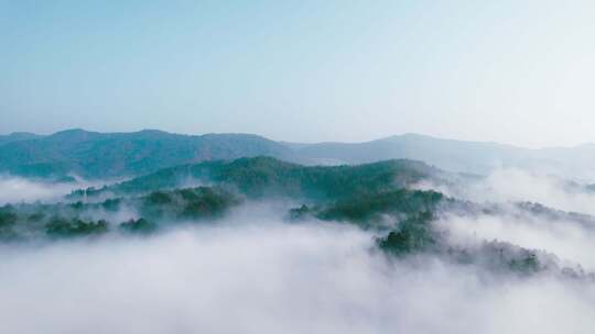 航拍群山中的云海和乡村