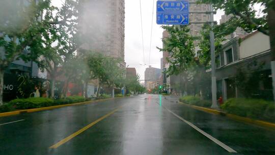 上海封城中的春季雨天街道