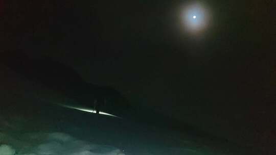 凌晨月光下攀登四川甘孜乌库楚雪山的登山者
