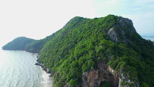 大海附近的山海岸鸟瞰图