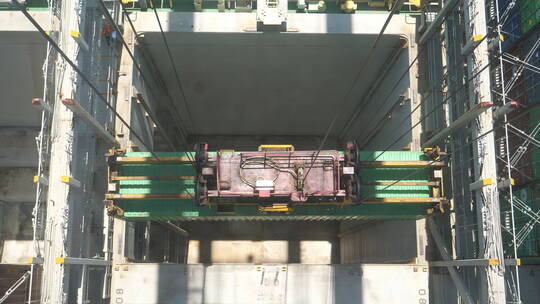 码头吊机吊集装箱视频素材模板下载