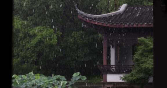 夏季雨中中式园林庭院屋檐雨滴