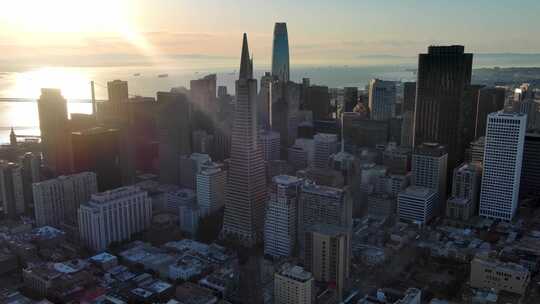 城市航拍旧金山泛美金字塔摩天大楼阳光大海