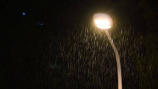 下雨天中路灯亮起雨夜晚景街道特写点亮孤独