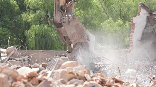 挖掘机在拆除建筑垃圾视频素材模板下载