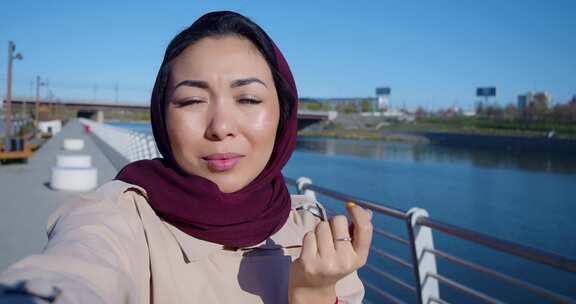 一名年轻的穆斯林妇女在在线视频广播中
