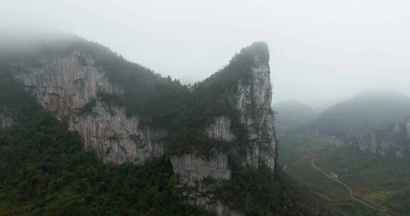 4k航拍山区阴天雾霾里悬崖峭壁狼牙山